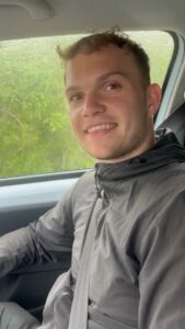 Elev fra HeyWay i bilen