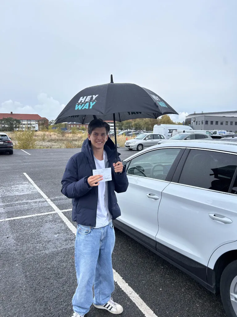 Nikolaj har bestået køreprøven hos HeyWay